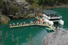 Rejs łodzią po zielonym kanionie: niesamowita podróż przeplatana naturą!🏞